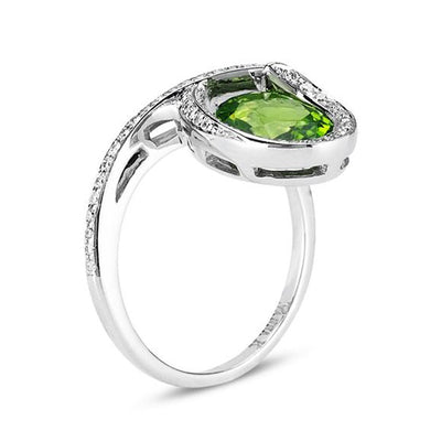 18K White Gold Ring With Diamonds And Peridot